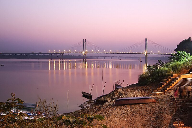 On_the_banks_of_New_Yamuna_bridge_Allahabad.jpg